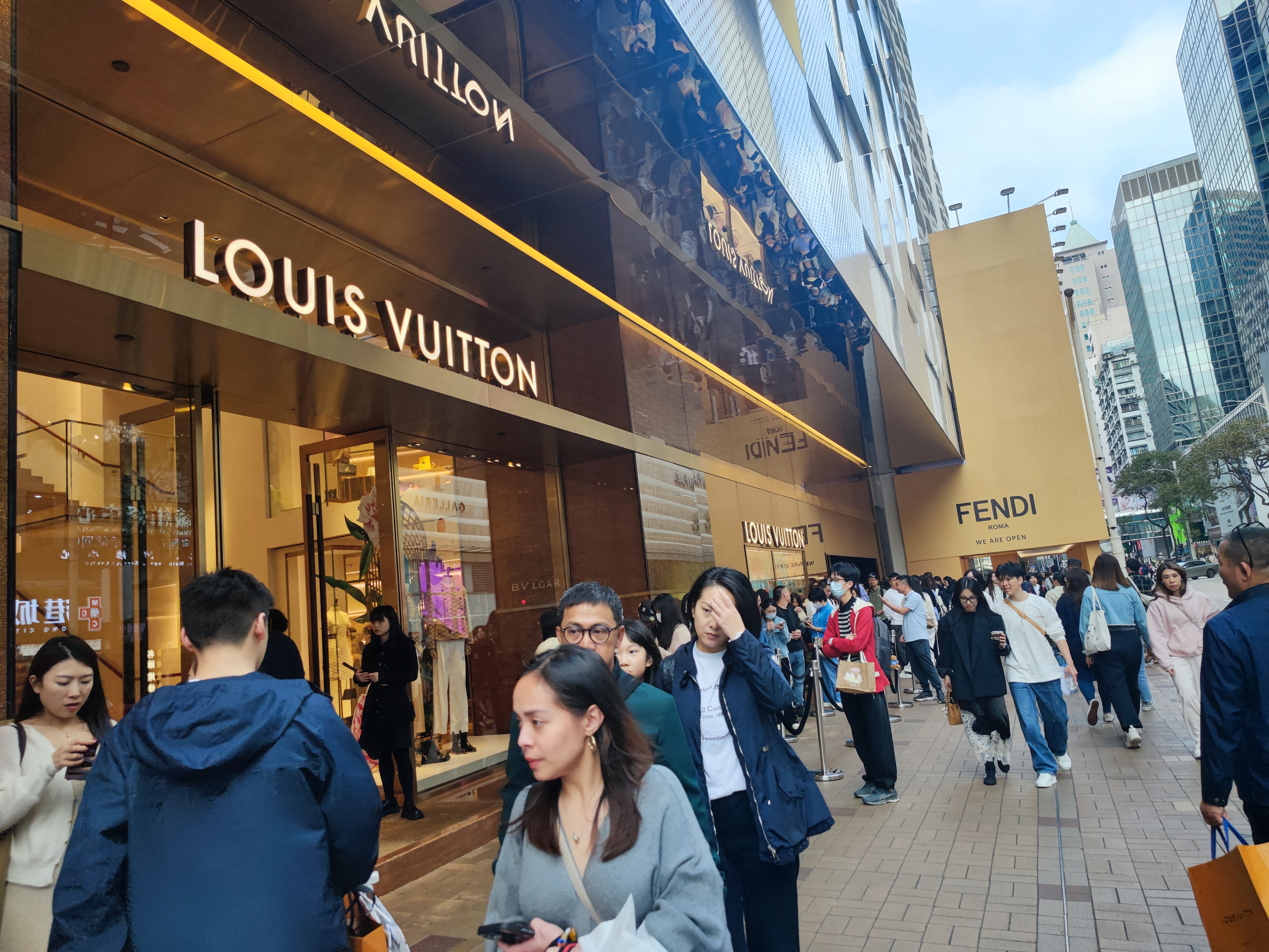 LV 店前